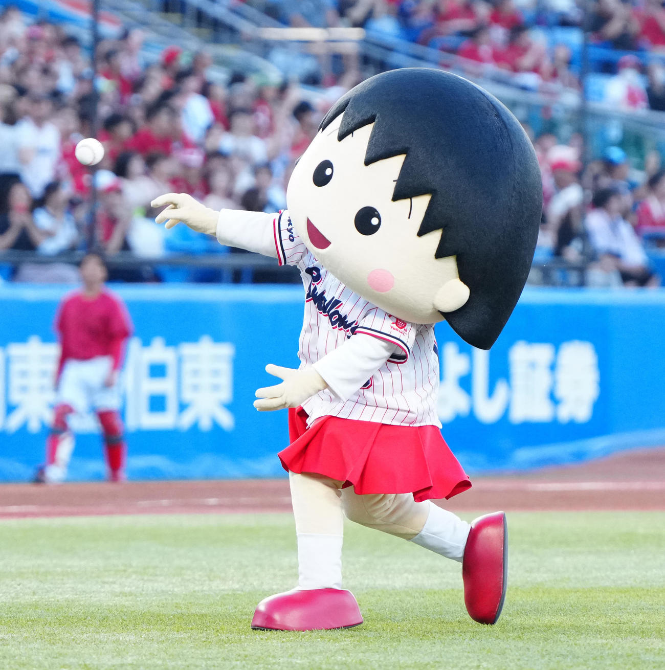 ヤクルト対広島　試合前、始球式に臨むアニメ「ちびまる子ちゃん」のまる子（撮影・江口和貴）