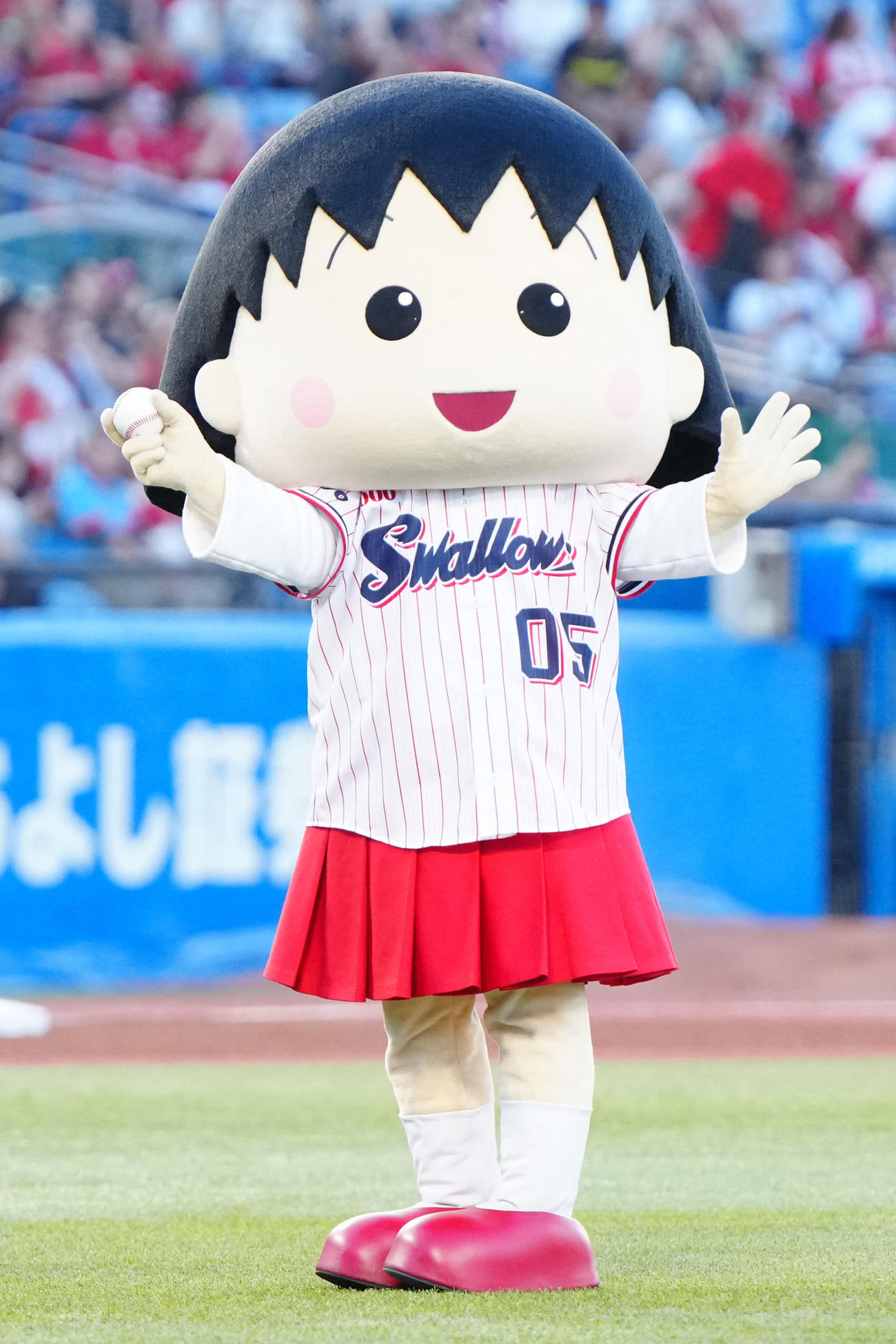 ヤクルト対広島　試合前、始球式に臨むアニメ「ちびまる子ちゃん」のまる子（撮影・江口和貴）