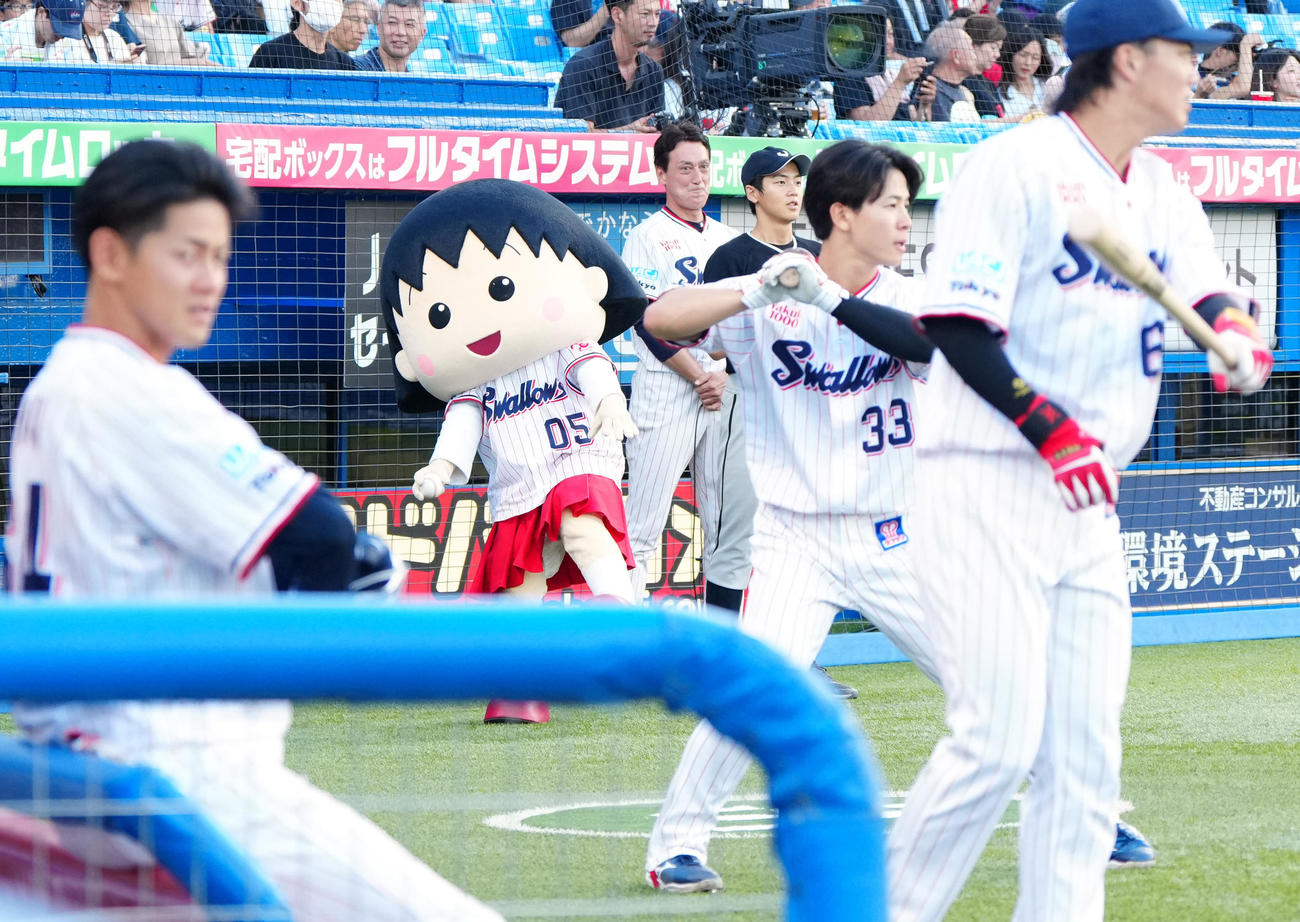 ヤクルト対広島　試合前、始球式の投球練習を行うアニメ「ちびまる子ちゃん」のまる子（後方左）（撮影・江口和貴）