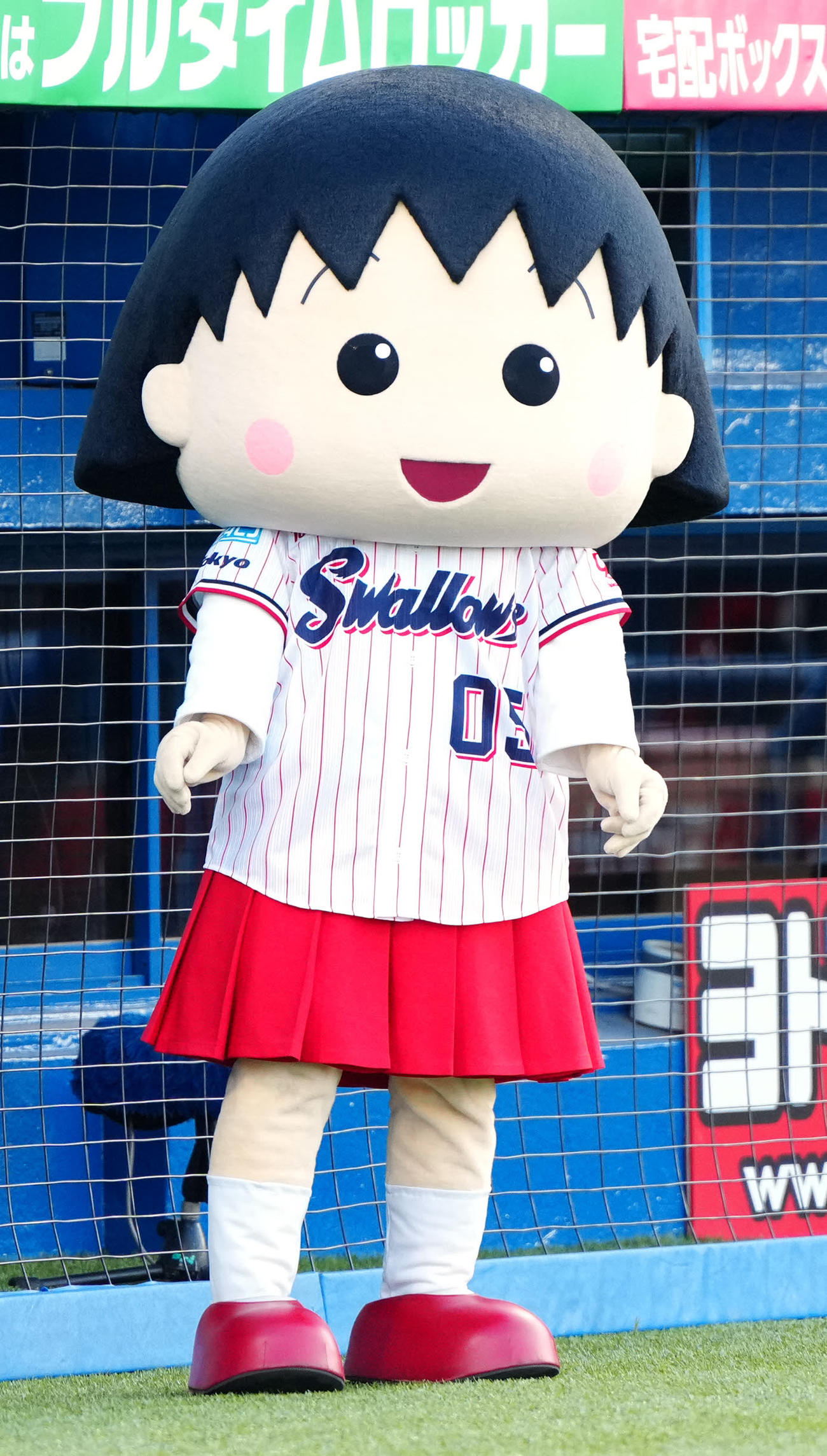 ヤクルト対広島　試合前、グラウンドに登場したアニメ「ちびまる子ちゃん」のまる子（撮影・江口和貴）