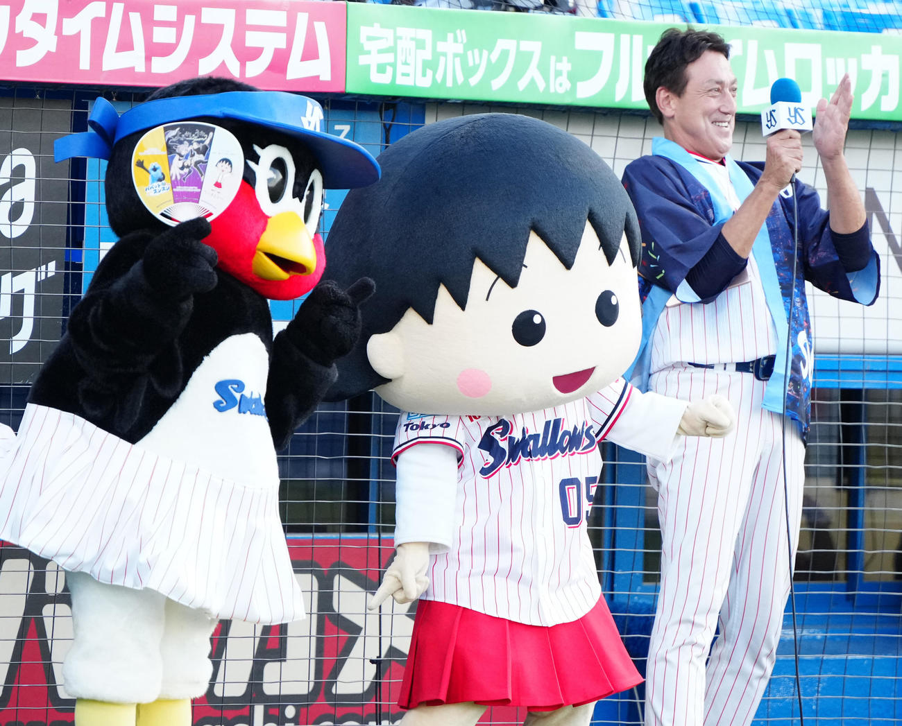 ヤクルト対広島　試合前、グラウンドに登場したアニメ「ちびまる子ちゃん」のまる子（中央）。左はつばみ、右はスタジアムDJのパトリック・ユウ氏（撮影・江口和貴）
