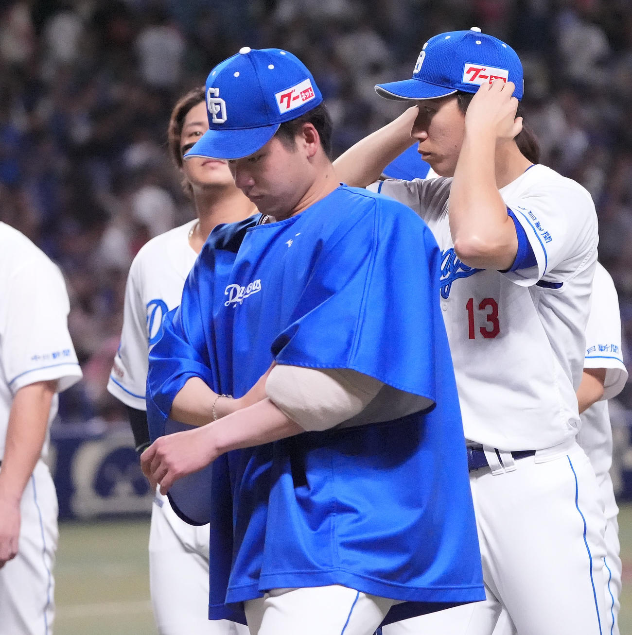 中日対DeNA　試合終了、スタンドへのあいさつを終え引き揚げる金丸（撮影・森本幸一）