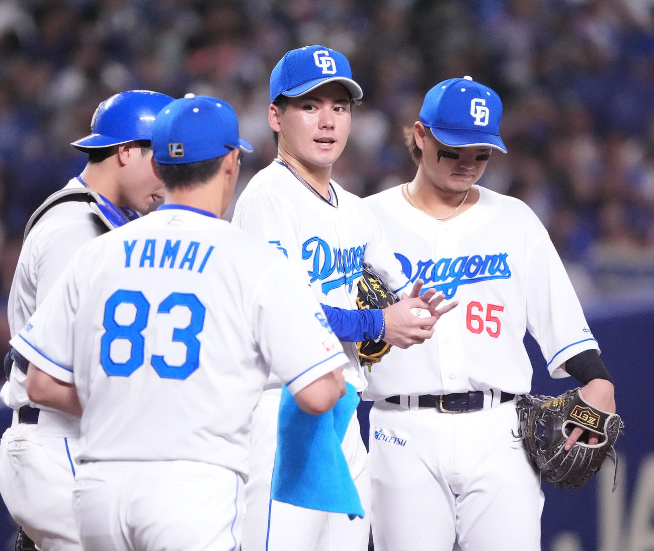 中日対DeNA 6回表DeNA2死一、二塁、マウンドの金丸（右から2人目）のもとに集まる中日ナイン（撮影・森本幸一）