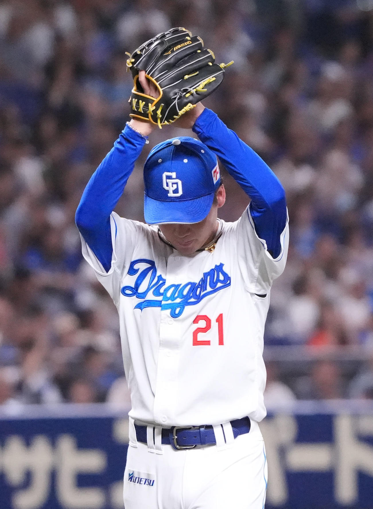 中日対DeNA 5回表終了、ピンチをしのぎグラブを叩きベンチへ戻る金丸（撮影・森本幸一）