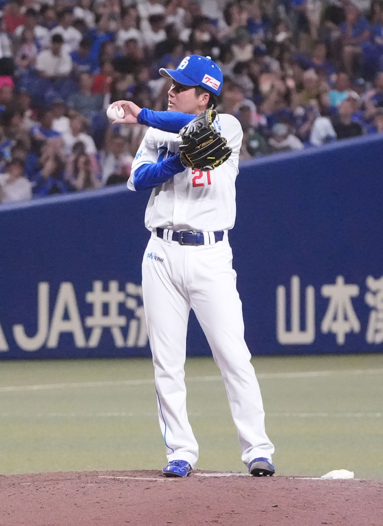 中日対DeNA 6回表DeNA2死一、二塁、DeNAに先制を許しマウンドで汗を拭く金丸夢斗（撮影・森本幸一）