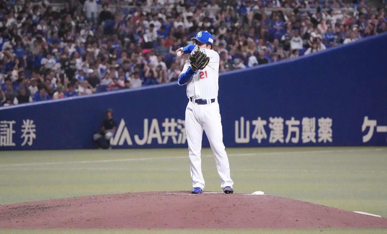 中日対DeNA 6回表DeNA2死一、二塁、DeNAに先制を許しマウンドで汗を拭く金丸夢斗（撮影・森本幸一）
