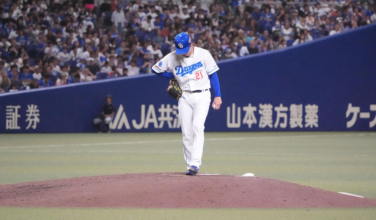 中日対DeNA 6回表DeNA2死一、二塁、DeNAに先制を許しマウンドで汗を拭く金丸夢斗（撮影・森本幸一）