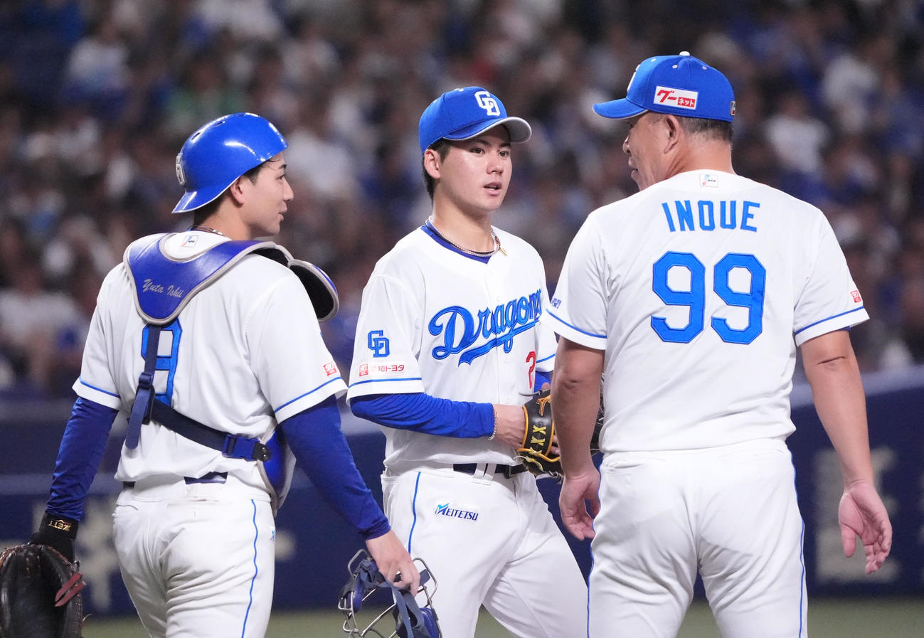 中日対DeNA 8回表DeNA2死一塁、マウンドの金丸（中央）のもとに集まる井上監督ら中日ナイン（撮影・森本幸一）
