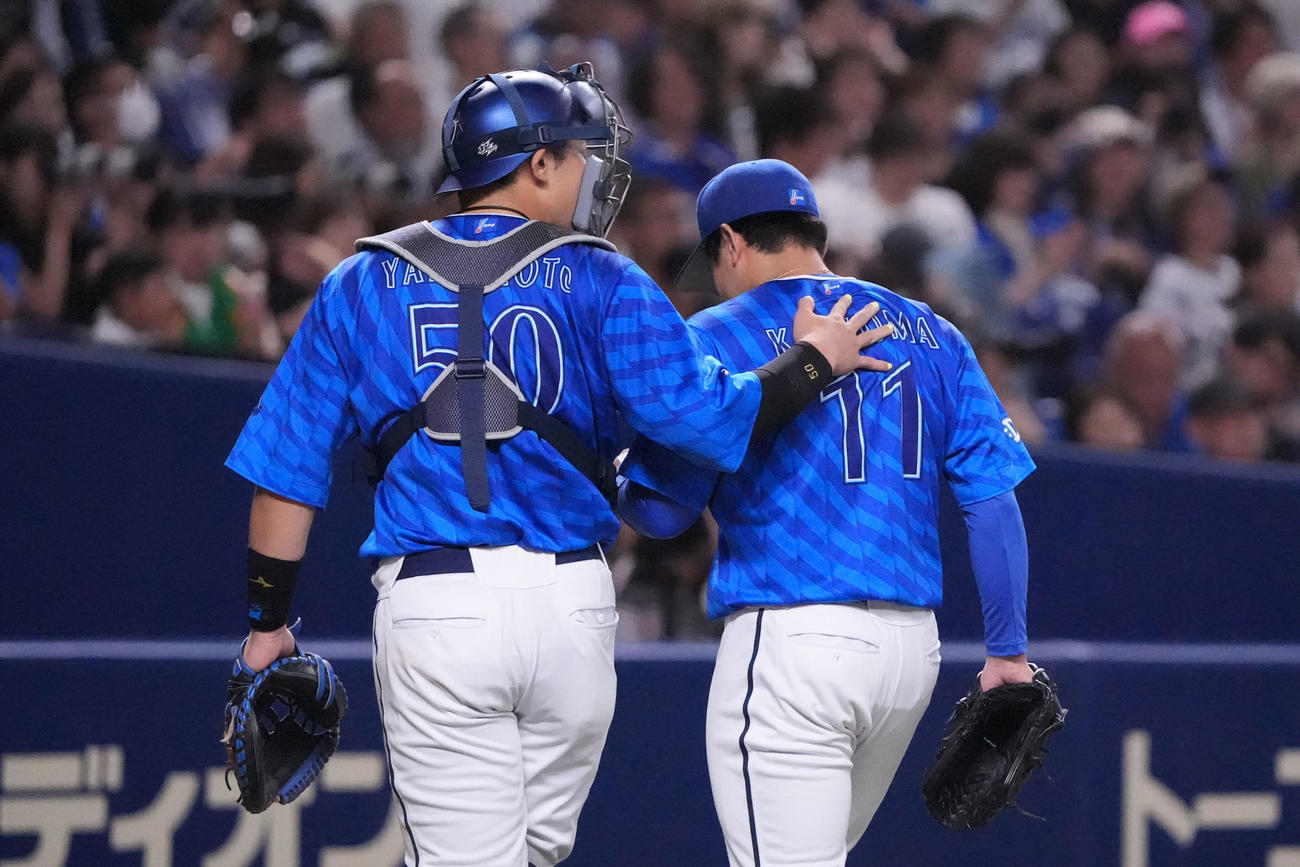 中日対DeNA 8回裏中日2死一、二塁、上林をニゴロに打ち取りほえるベンチへ戻る左から山本と東（撮影・森本幸一）