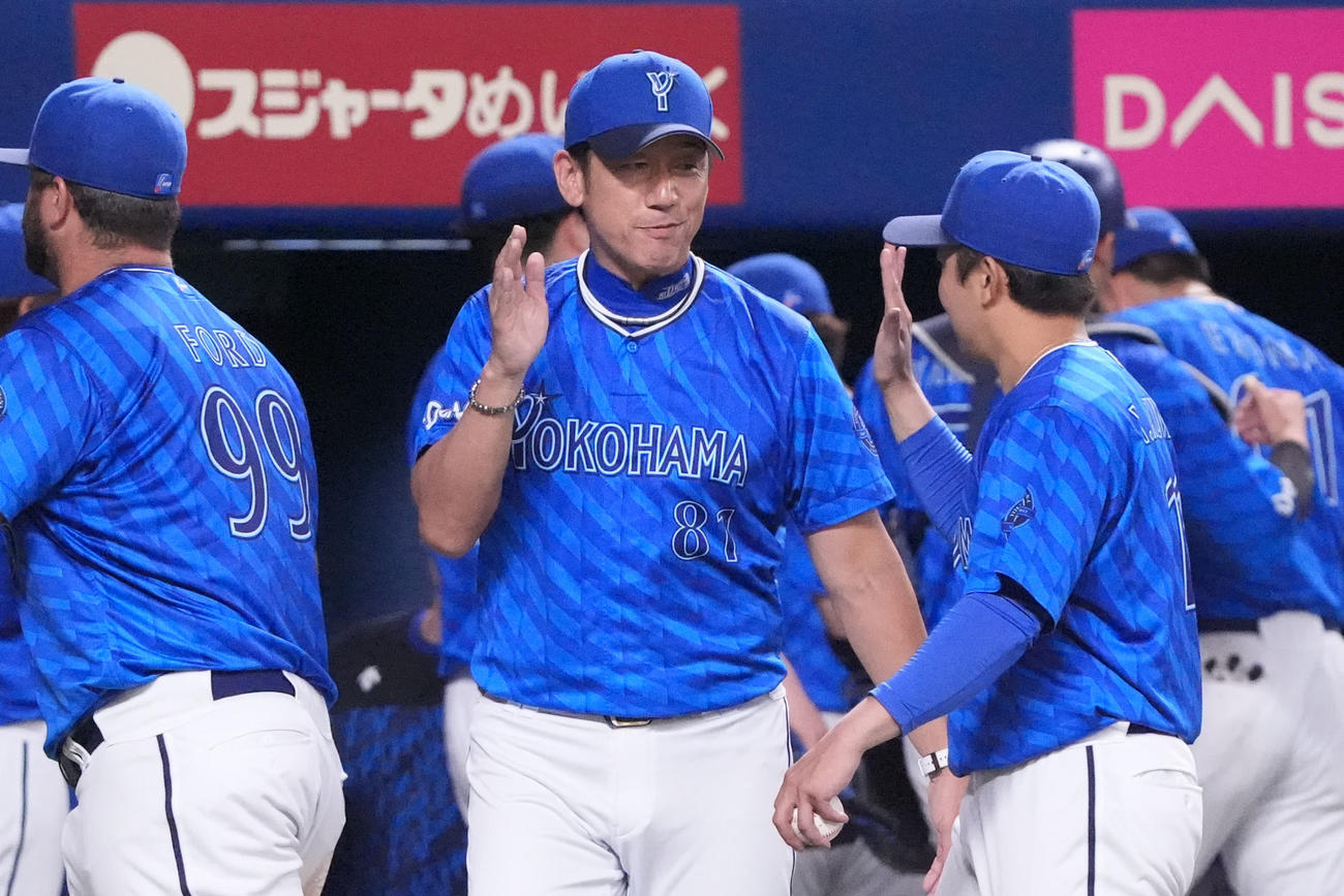 中日対DeNA　試合終了、三浦監督（中央）は東を迎えタッチを交わす（撮影・森本幸一）