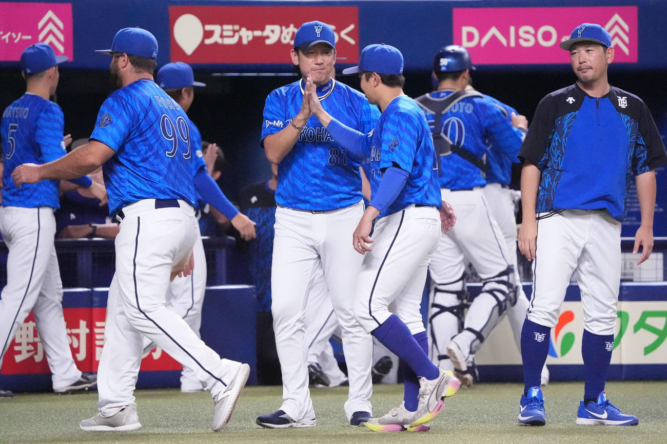 中日対DeNA　試合終了、三浦監督（中央）は東を迎えタッチを交わす（撮影・森本幸一）