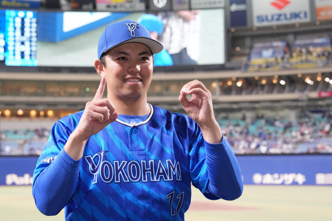 中日対DeNA　ヒーローインタビューを終えポーズを決める東（撮影・森本幸一）