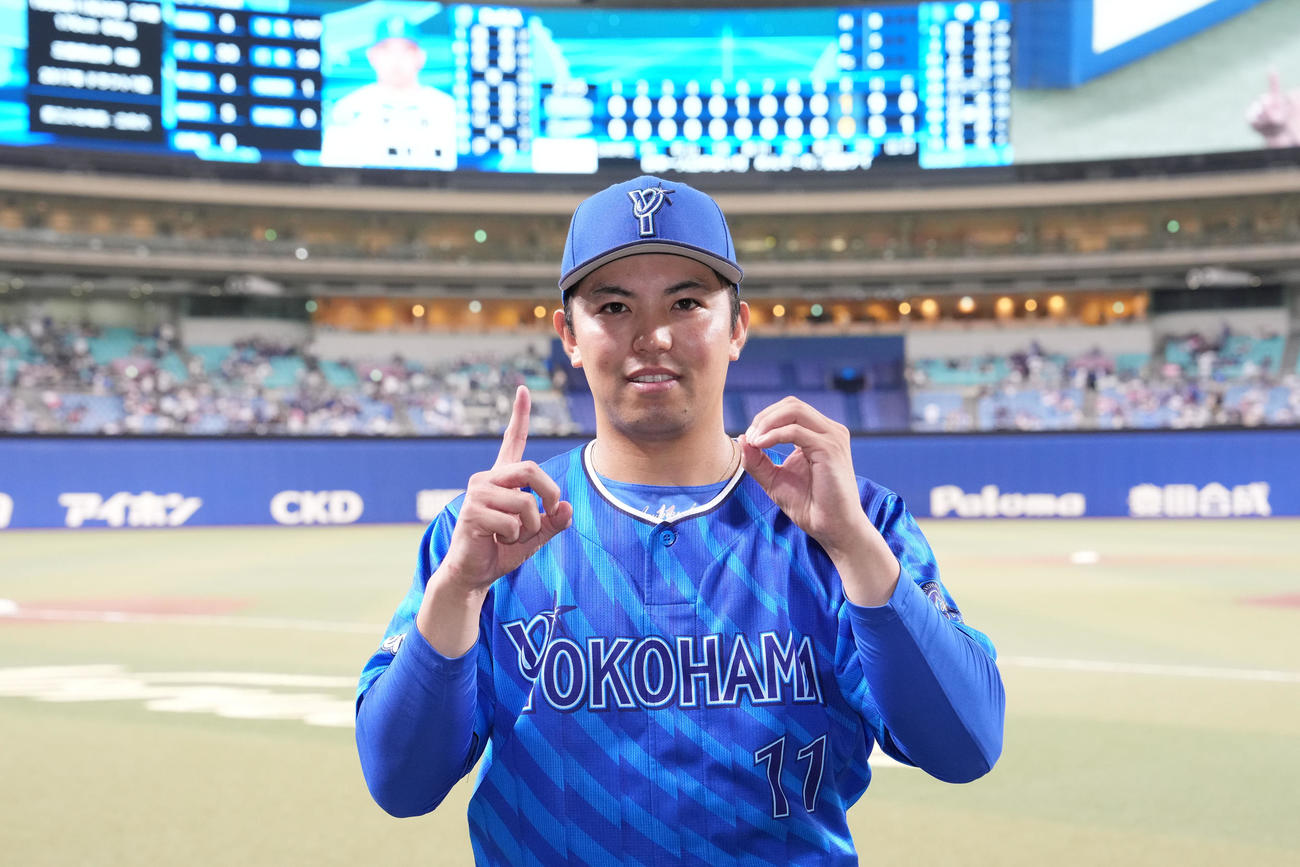 中日対DeNA　ヒーローインタビューを終えポーズを決める東（撮影・森本幸一）