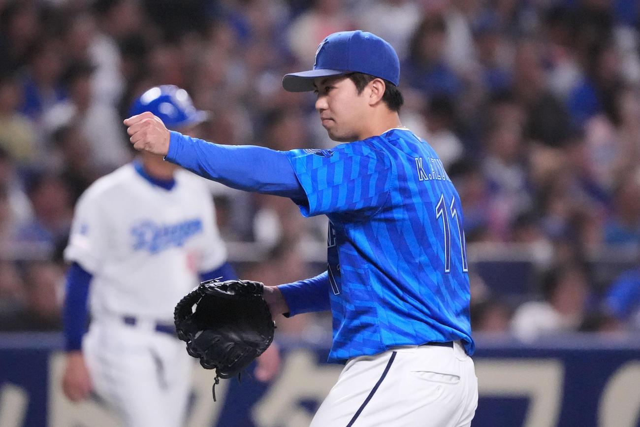 中日対DeNA 6回終了、山本に合図を送りベンチへ戻る東（撮影・森本幸一）