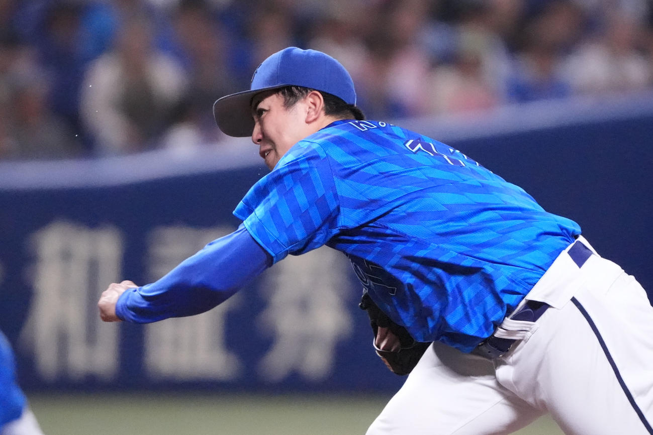 中日対DeNA 3回裏、力投するDeNA先発の東（撮影・森本幸一）
