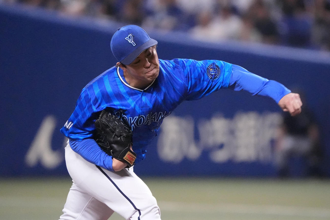 中日対DeNA 1回裏、登板するDeNA先発の東（撮影・森本幸一）