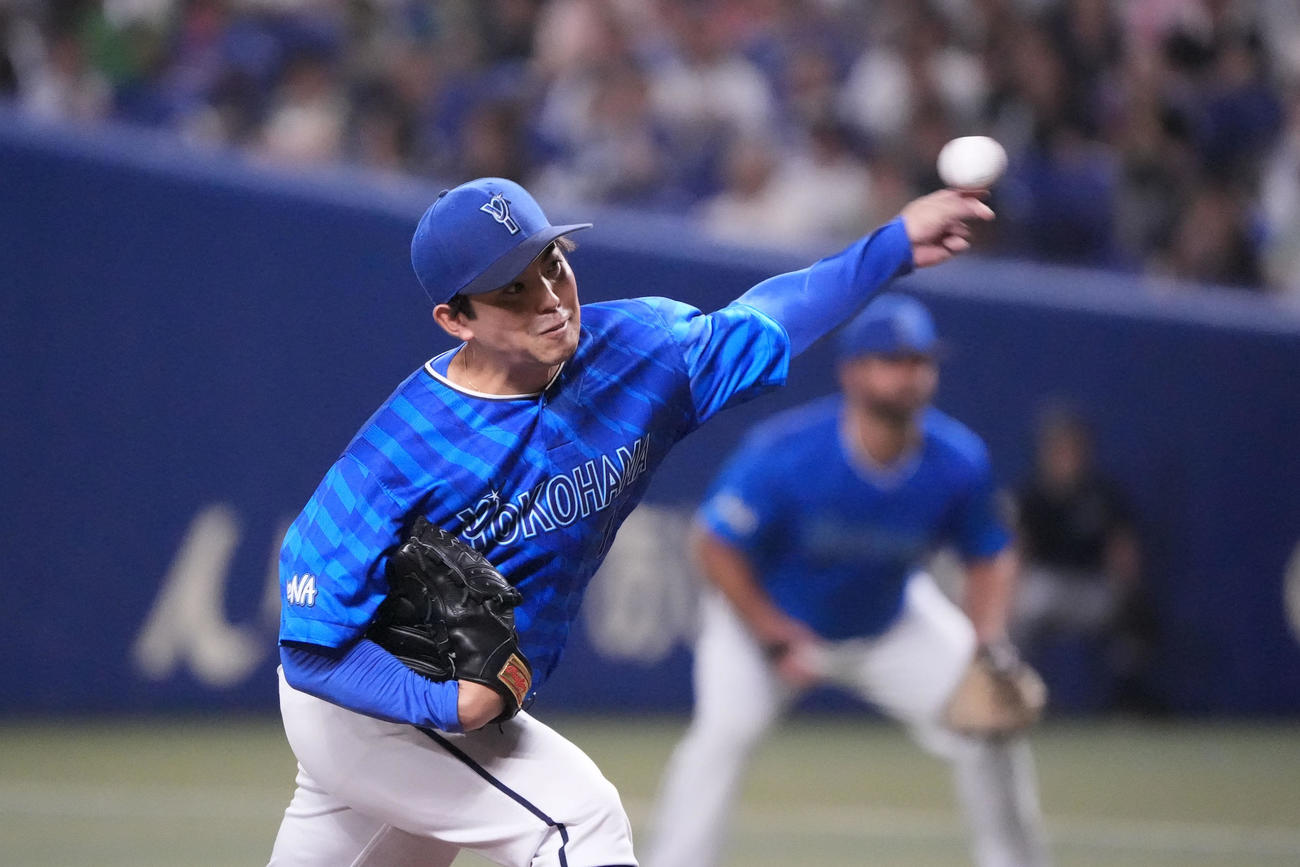 中日対DeNA 1回裏、登板するDeNA先発の東（撮影・森本幸一）