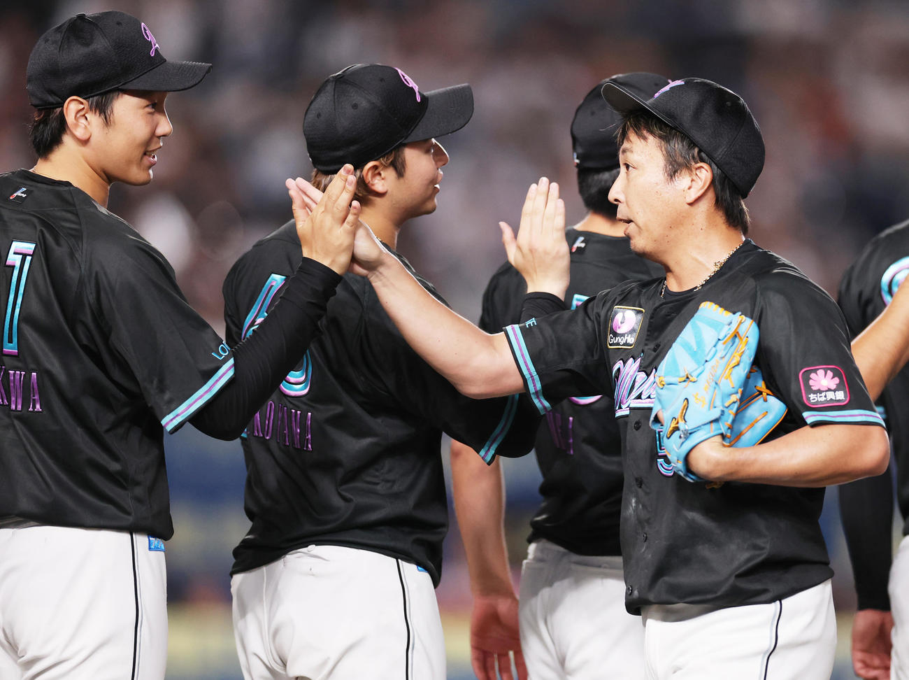 ロッテ対オリックス　益田（右）と勝利を喜びあうロッテ石川柊（撮影・野上伸悟）