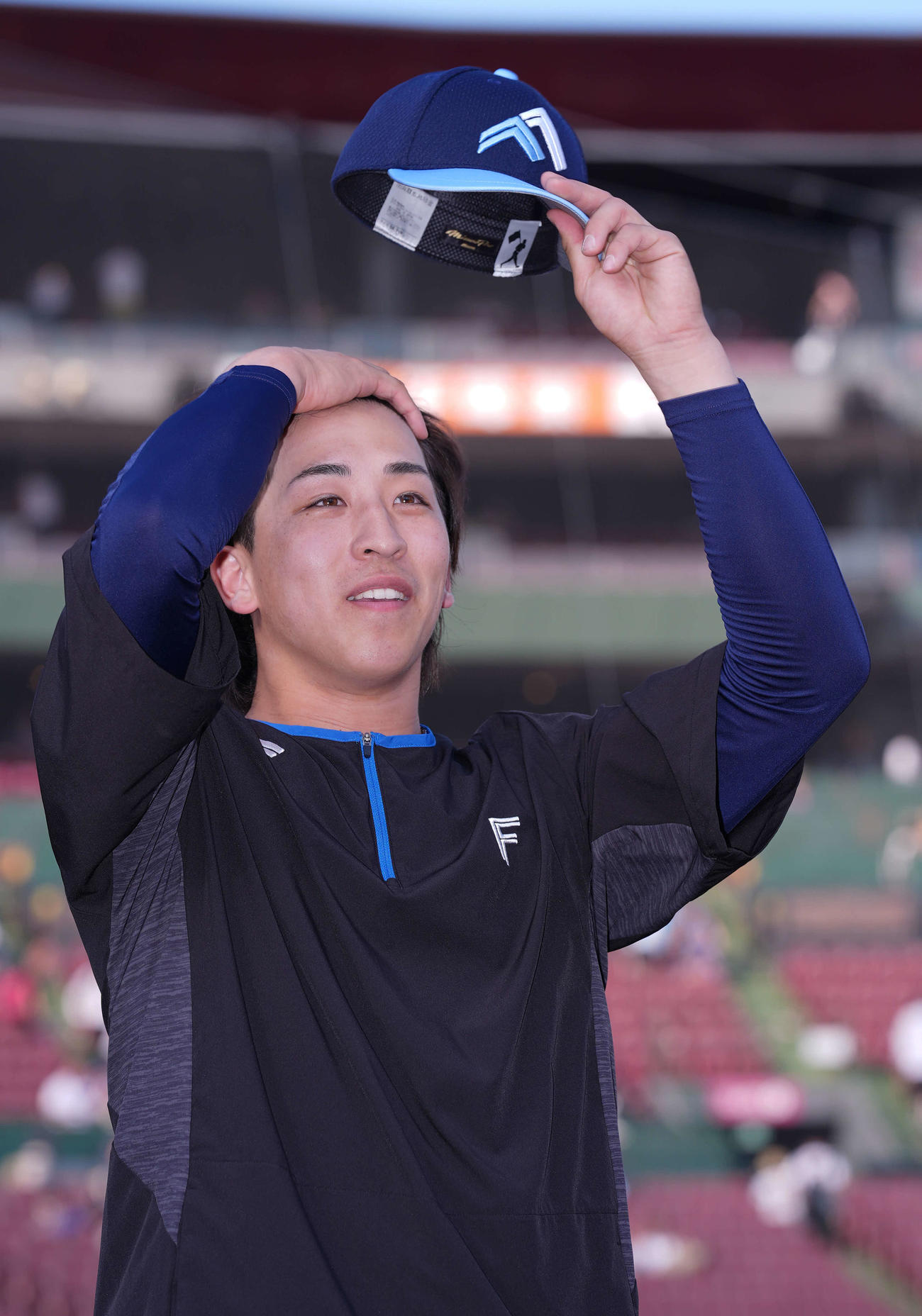 楽天対日本ハム　ヒーローインタビュー後、ファンの声援に応える日本ハム細野（撮影・鈴木みどり）