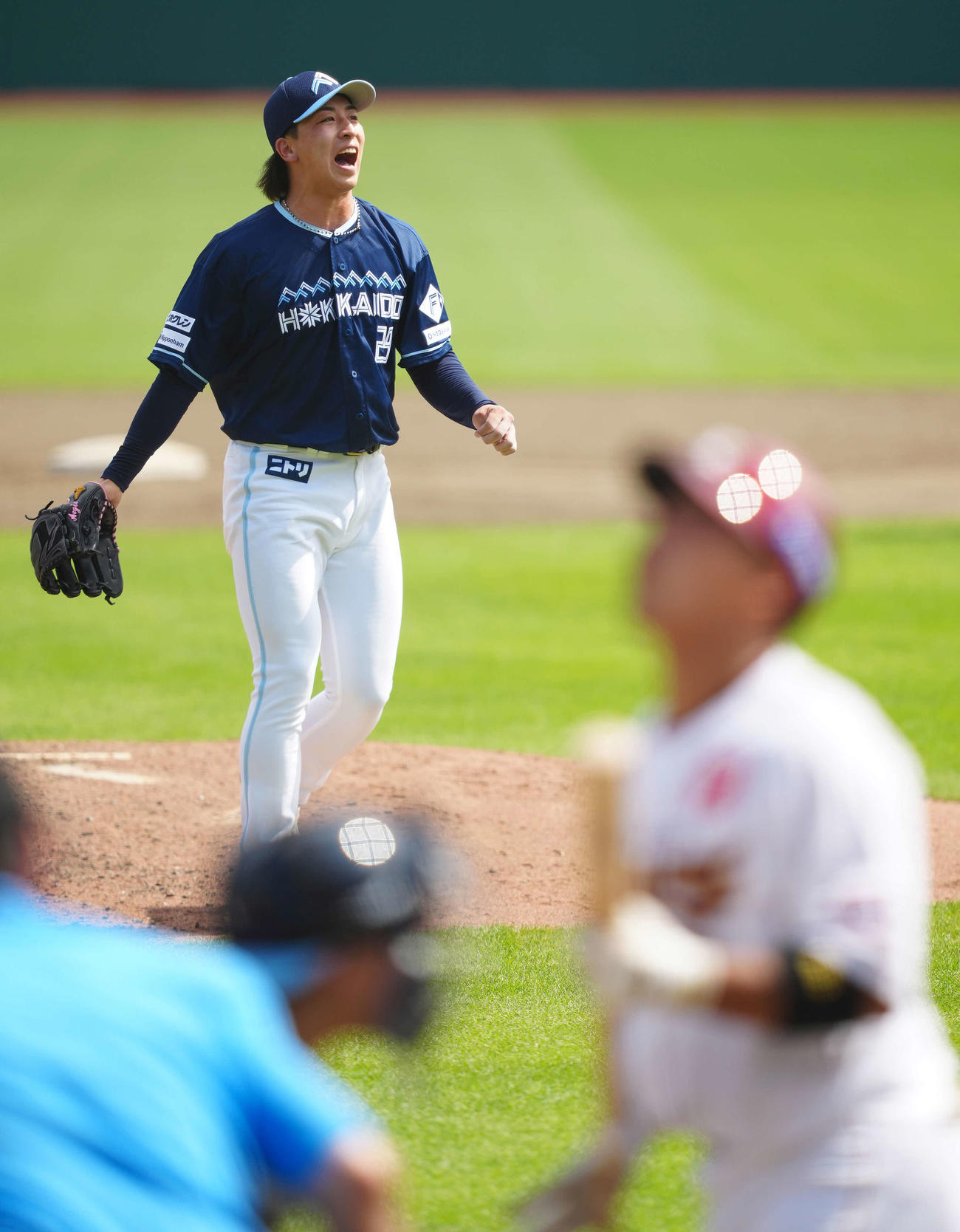 楽天対日本ハム　4回裏楽天2死一、二塁、堀内を見逃し三振に仕留め、ほえる細野（撮影・鈴木みどり）
