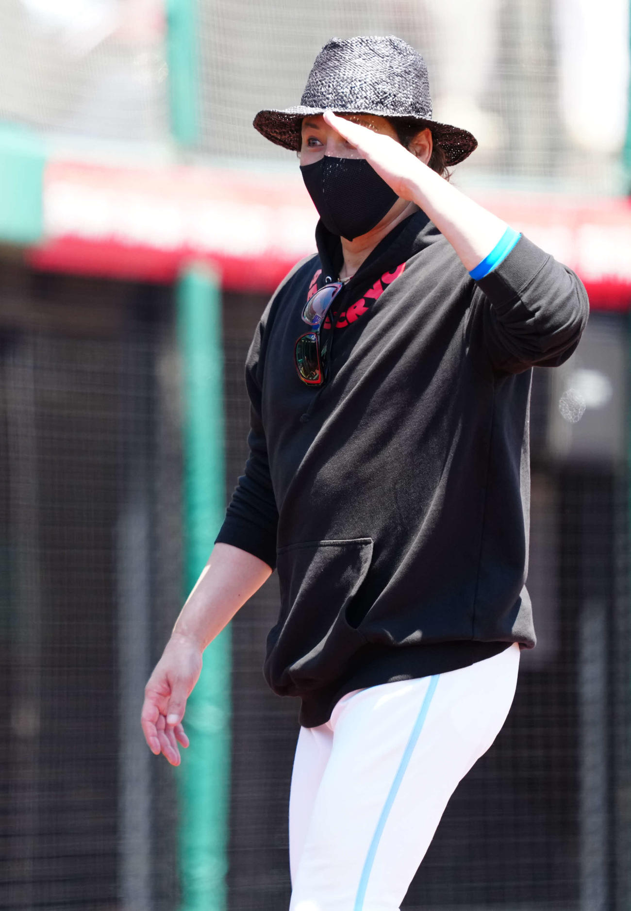 楽天対日本ハム　試合前練習で敬礼する日本ハム新庄監督（撮影・鈴木みどり）