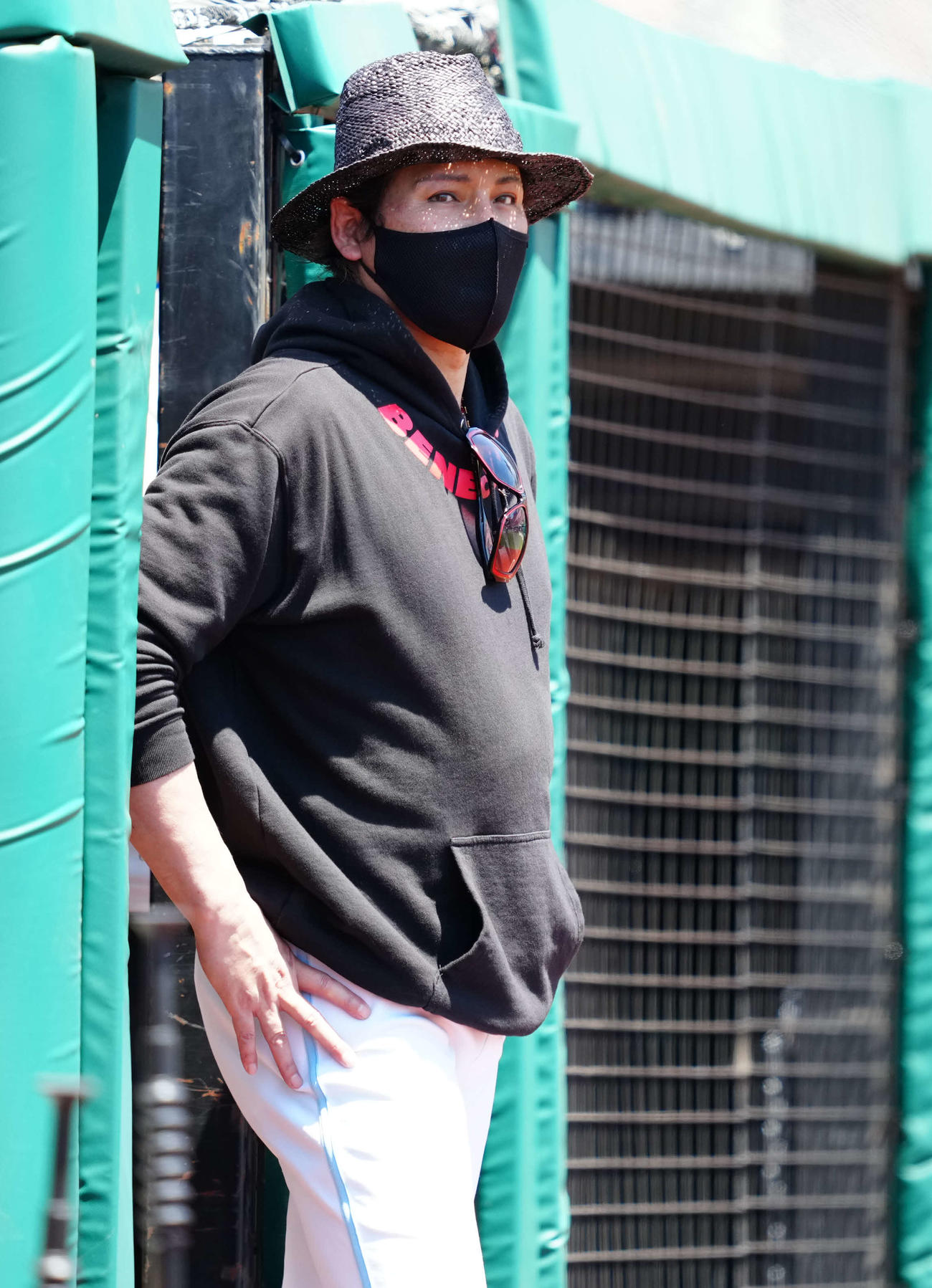 楽天対日本ハム　試合前練習を見る日本ハム新庄監督（撮影・鈴木みどり）