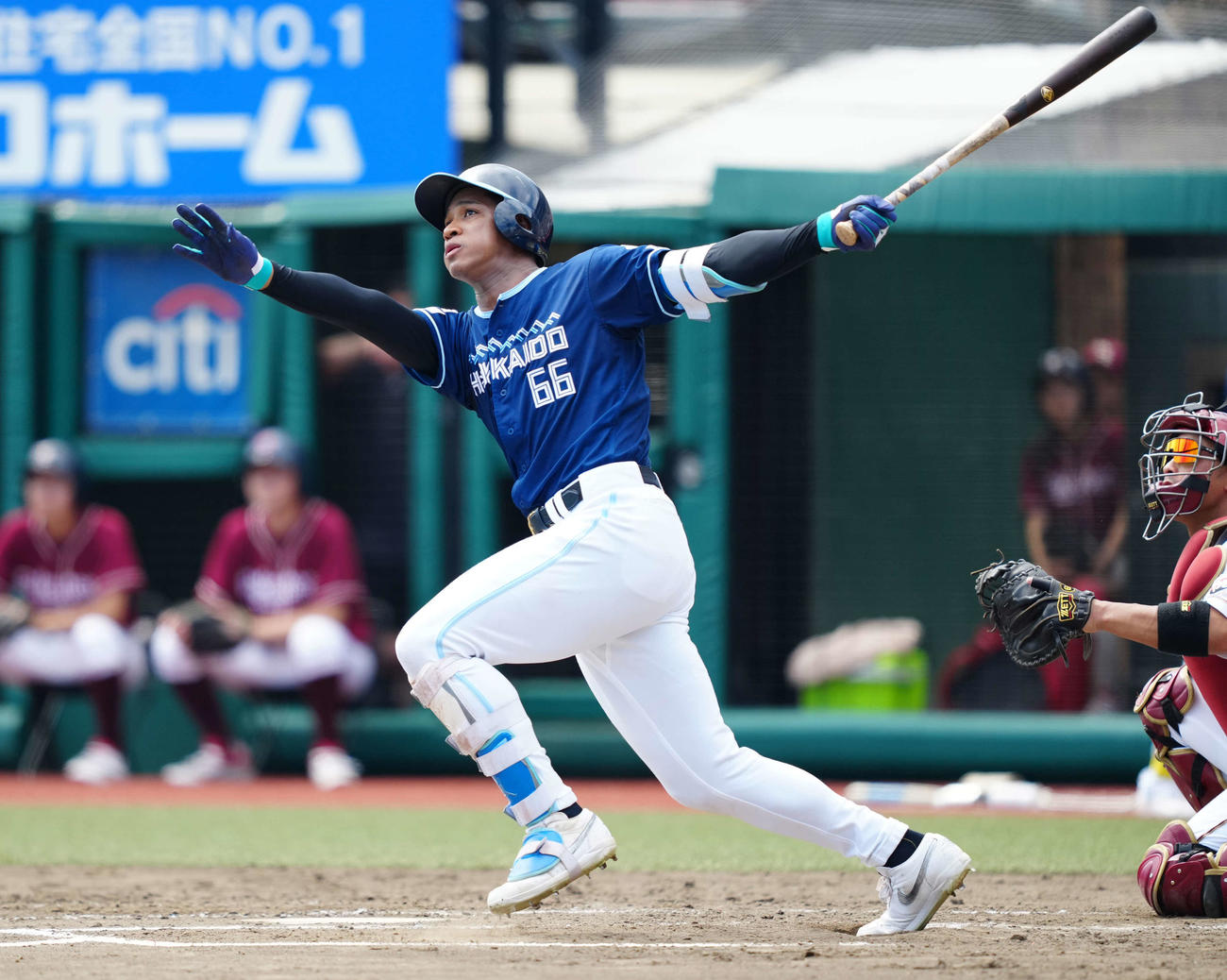 楽天対日本ハム　4回表日本ハム2死一塁、先制の左適時二塁打を放つ万波（撮影・鈴木みどり）