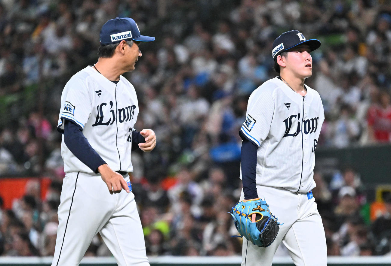 西武対ソフトバンク　3回表途中で降板する西武先発の隅田（右）と西口監督（撮影・滝沢徹郎）