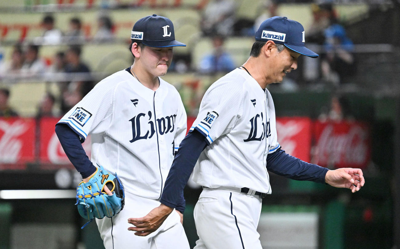 西武対ソフトバンク　3回表、西武西口監督（右）に交代を告げられ降板する先発の隅田（撮影・滝沢徹郎）