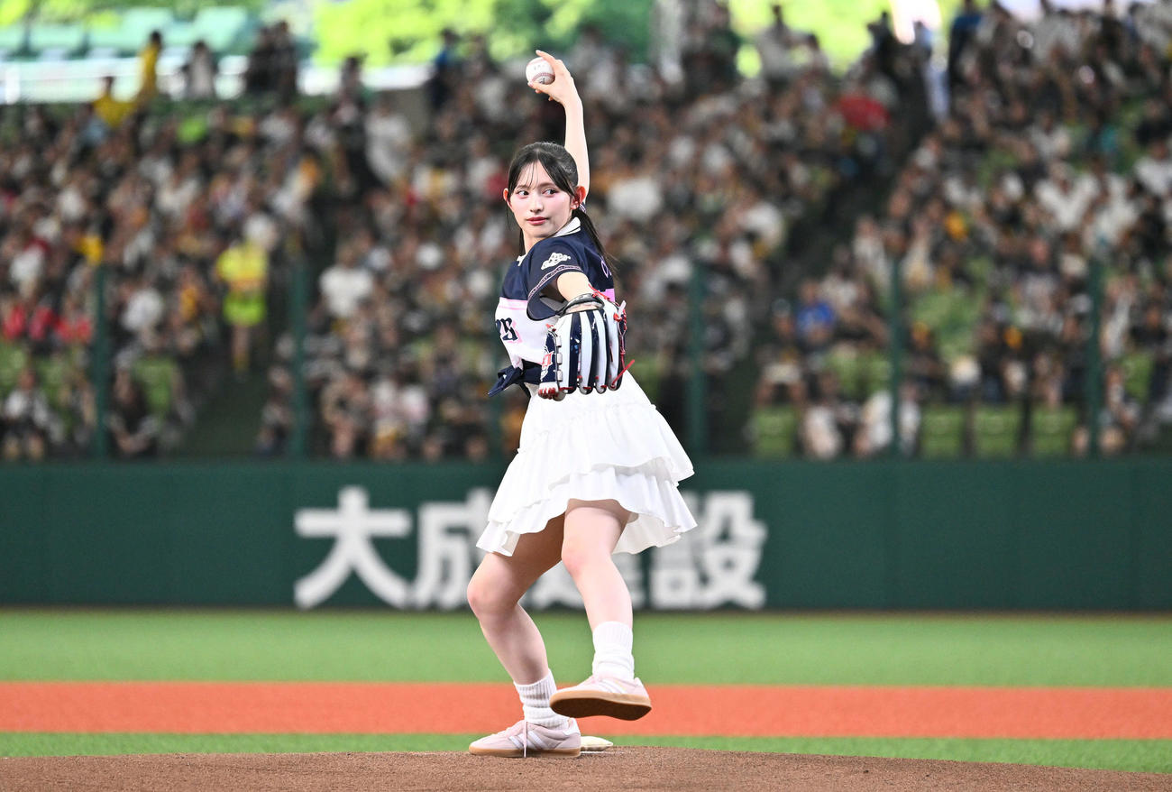 西武対ソフトバンク　始球式に臨む、超ときめき♡宣伝部の菅田愛貴（撮影・滝沢徹郎）