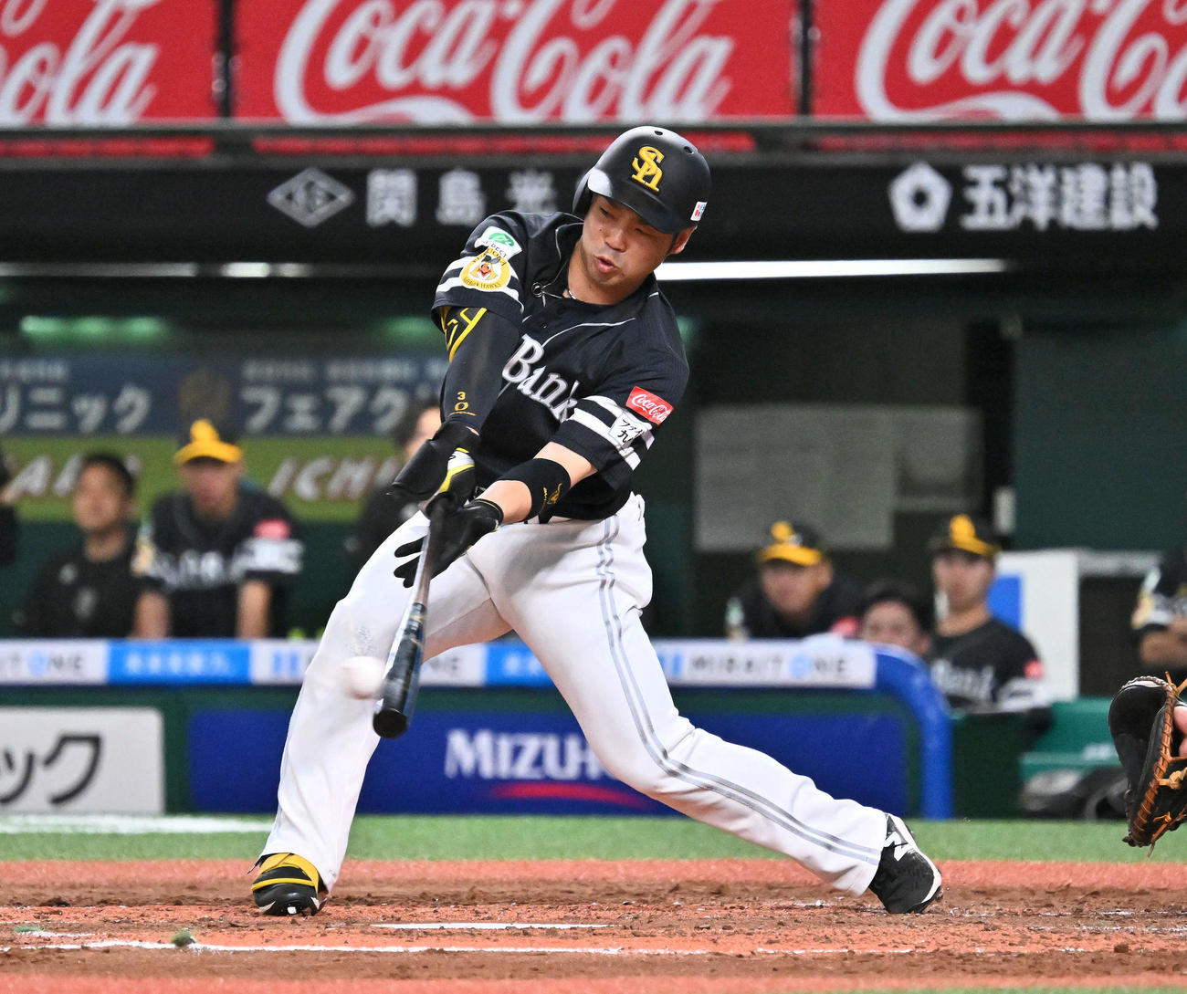 西武対ソフトバンク　3回表ソフトバンク1死三塁、近藤は右前適時打を放つ（撮影・滝沢徹郎）