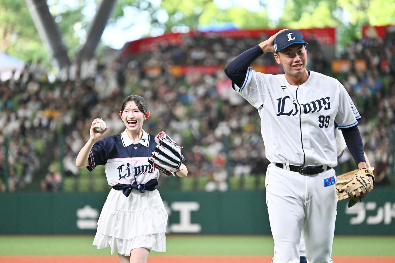 西武対ソフトバンク　始球式を終え笑顔の超ときめき♡宣伝部の菅田愛貴（左）と西武村田（撮影・滝沢徹郎）