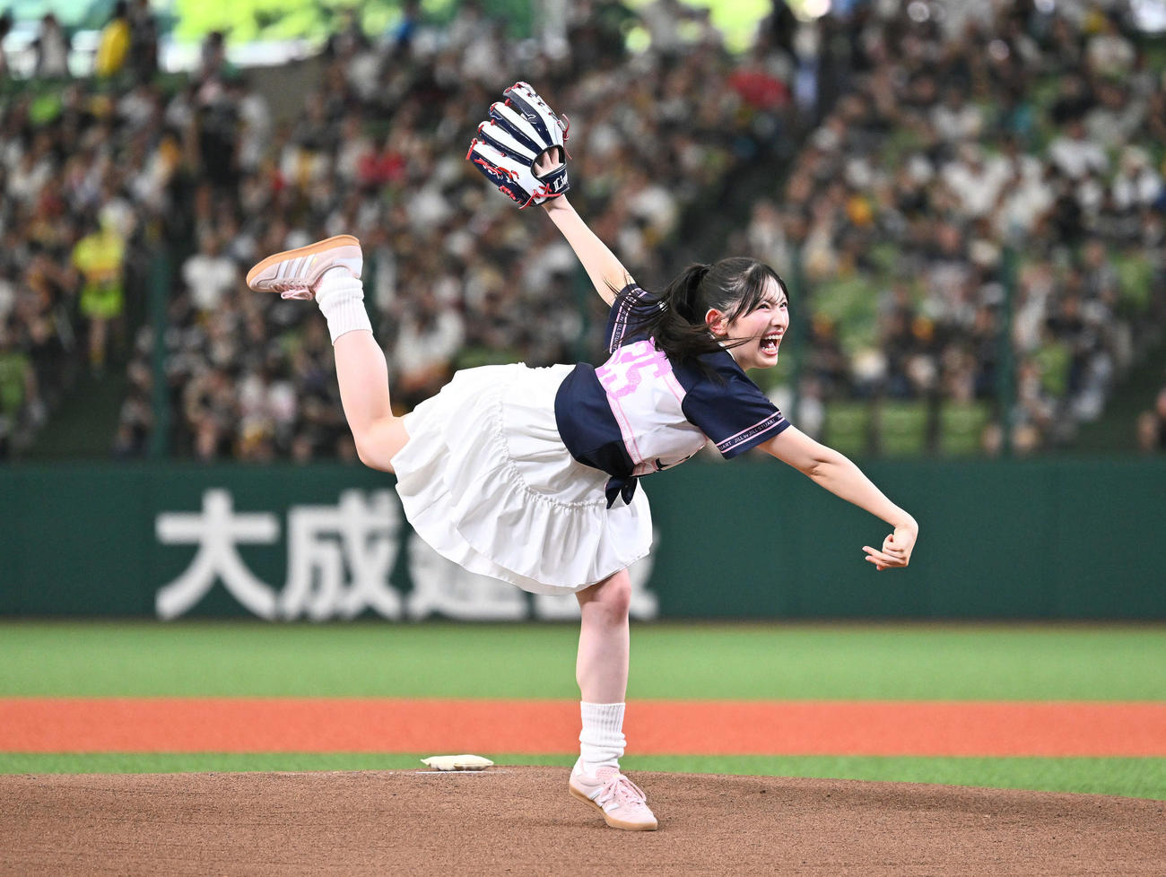 西武対ソフトバンク　始球式に臨む、超ときめき♡宣伝部の菅田愛貴（撮影・滝沢徹郎）