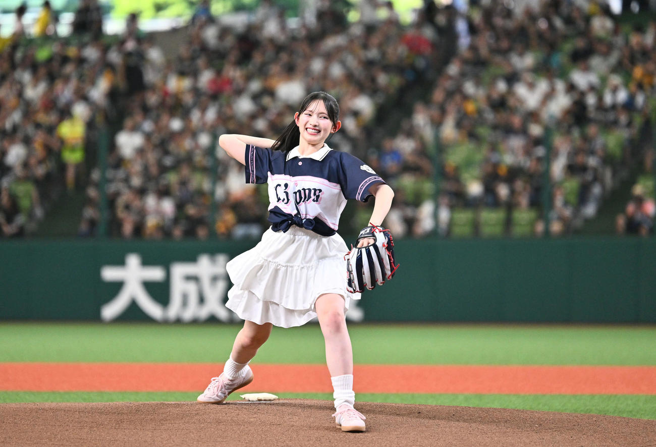 西武対ソフトバンク　始球式に臨む、超ときめき♡宣伝部の菅田愛貴（撮影・滝沢徹郎）