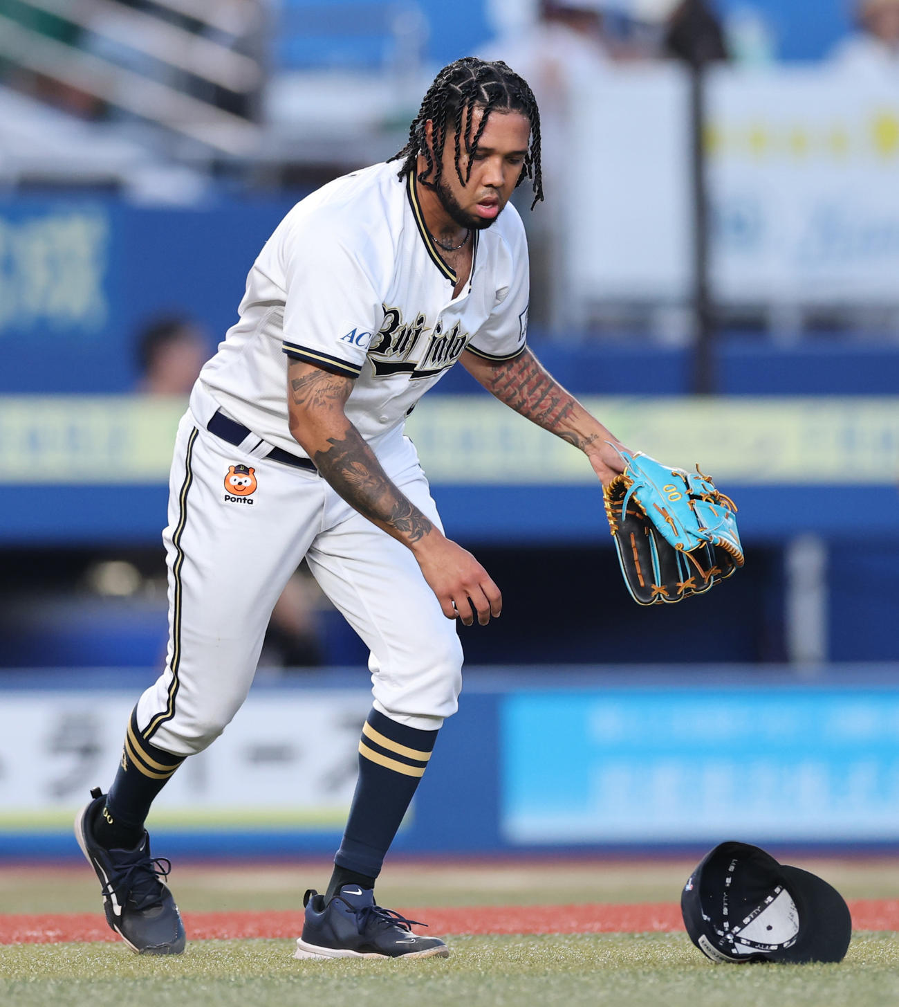 ロッテ対オリックス　風で飛ばされた帽子を拾うオリックスのエスピノーザ（撮影・野上伸悟）