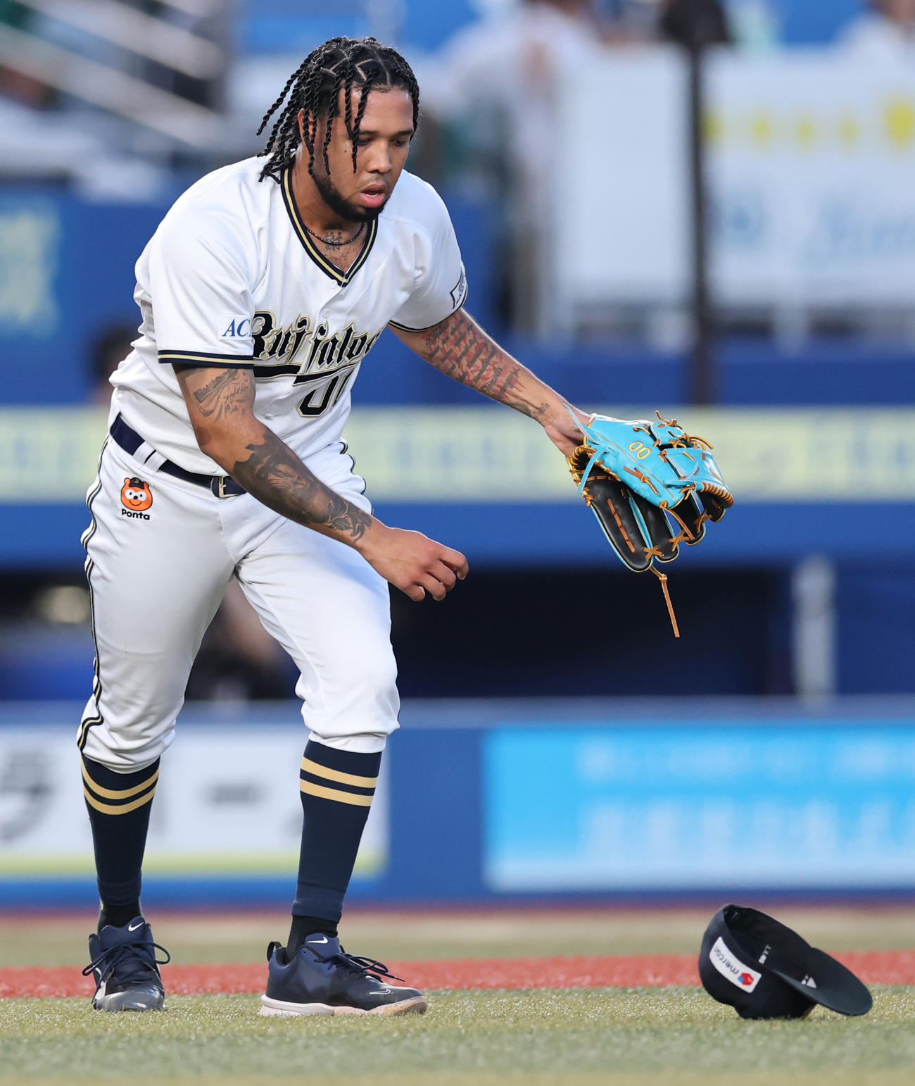 ロッテ対オリックス　風で飛ばされた帽子を拾うオリックスのエスピノーザ（撮影・野上伸悟）