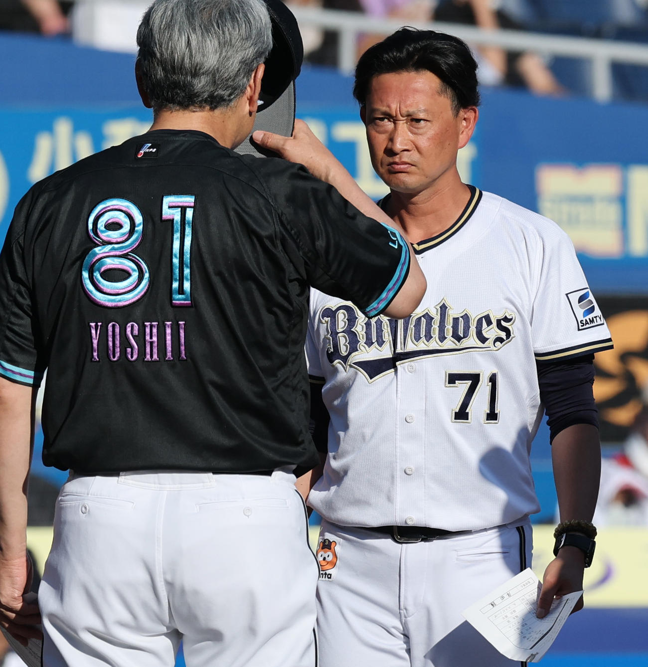 ロッテ対オリックス　メンバー表の最終確認で険しい表情のオリックス岸田監督（撮影・野上伸悟）