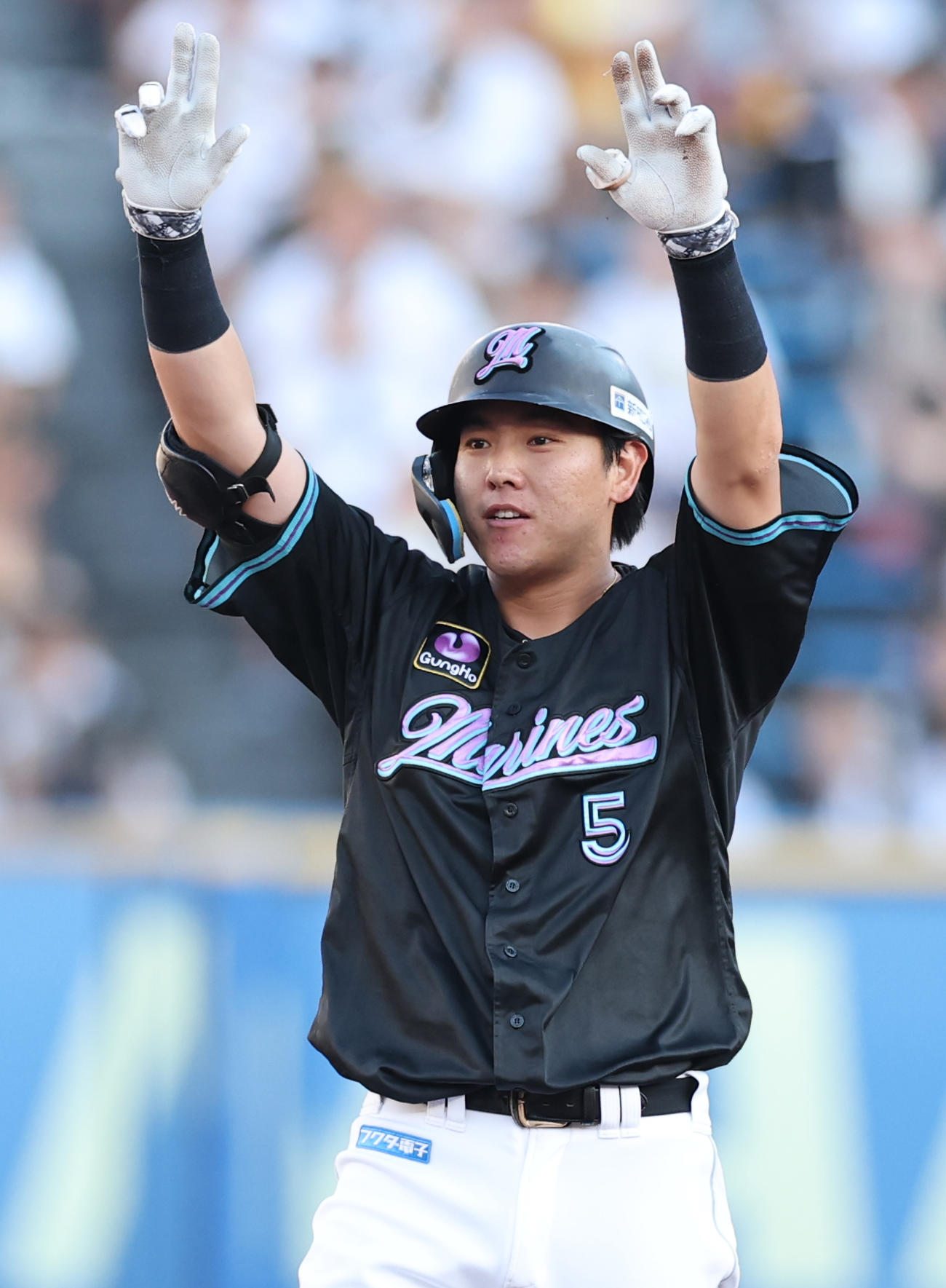 ロッテ対オリックス　2回裏ロッテ2死一、二塁、中前適時打を放ち喜ぶ安田（撮影・野上伸悟）