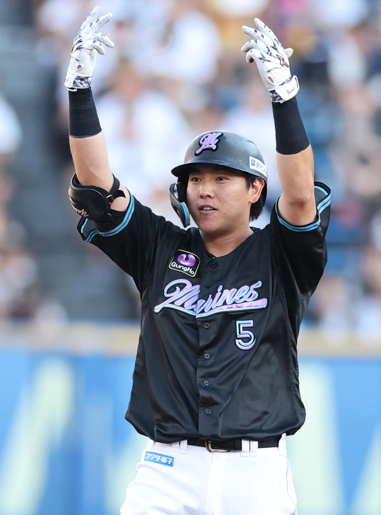ロッテ対オリックス　2回裏ロッテ2死一、二塁、中前適時打を放ち喜ぶ安田（撮影・野上伸悟）