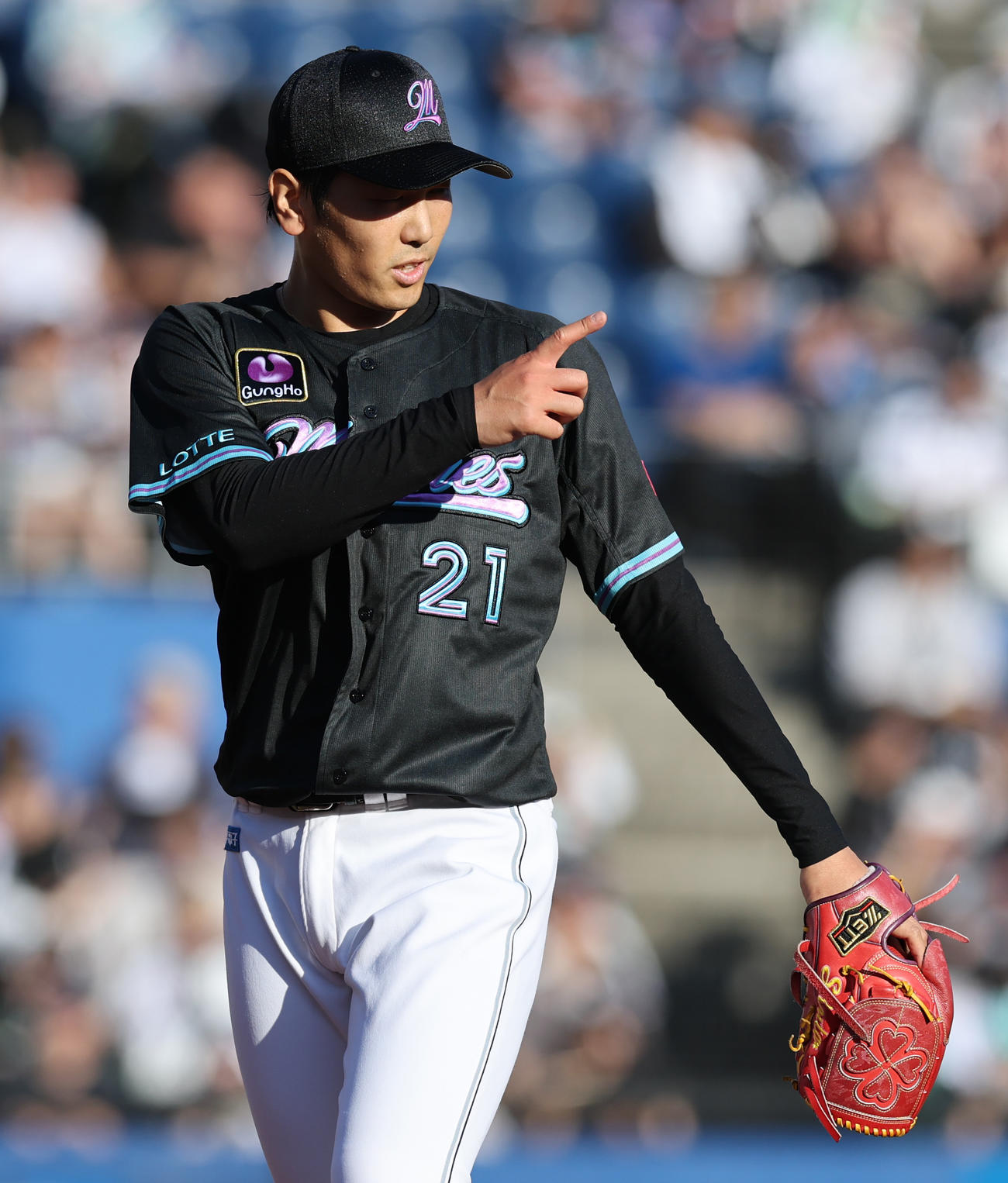 ロッテ対オリックス　1回表を終え、ベンチに戻るロッテ先発の石川柊（撮影・野上伸悟）