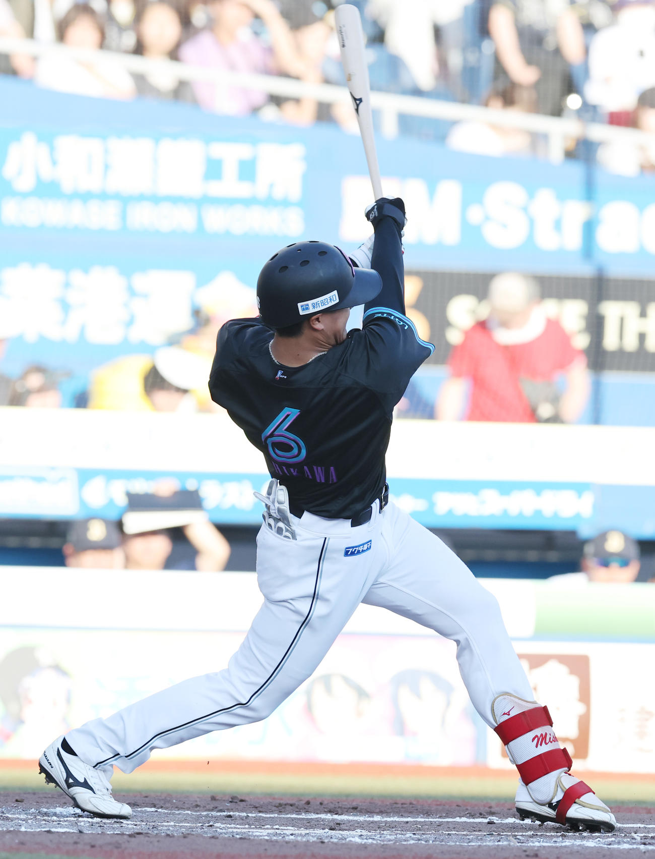 ロッテ対オリックス　2回裏ロッテ2死一、二塁、左前先制適時打を放つ西川（撮影・野上伸悟）