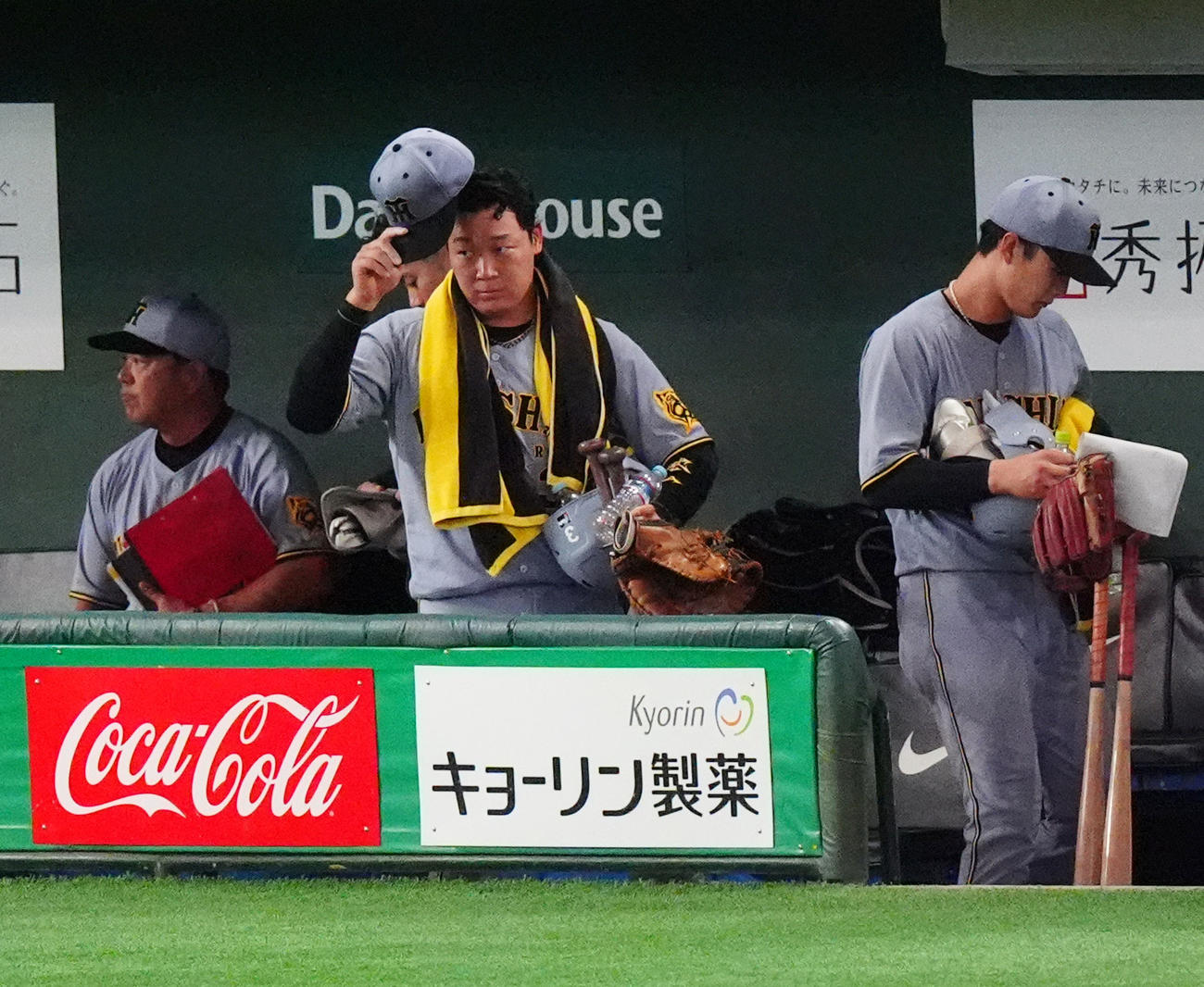 巨人対阪神　サヨナラ負けでグラウンドにあいさつして引き揚げる阪神大山（撮影・清水貴仁）