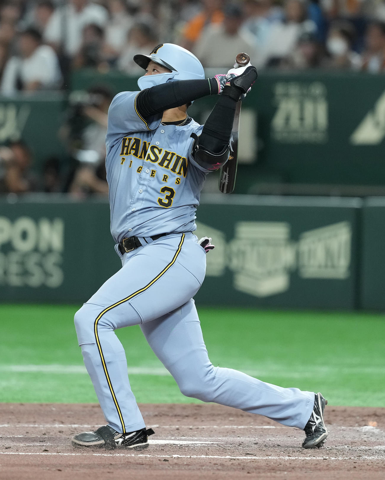 巨人対阪神　5回表阪神無死一塁、左越えに2点本塁打を放つ大山（撮影・たえ見朱実）