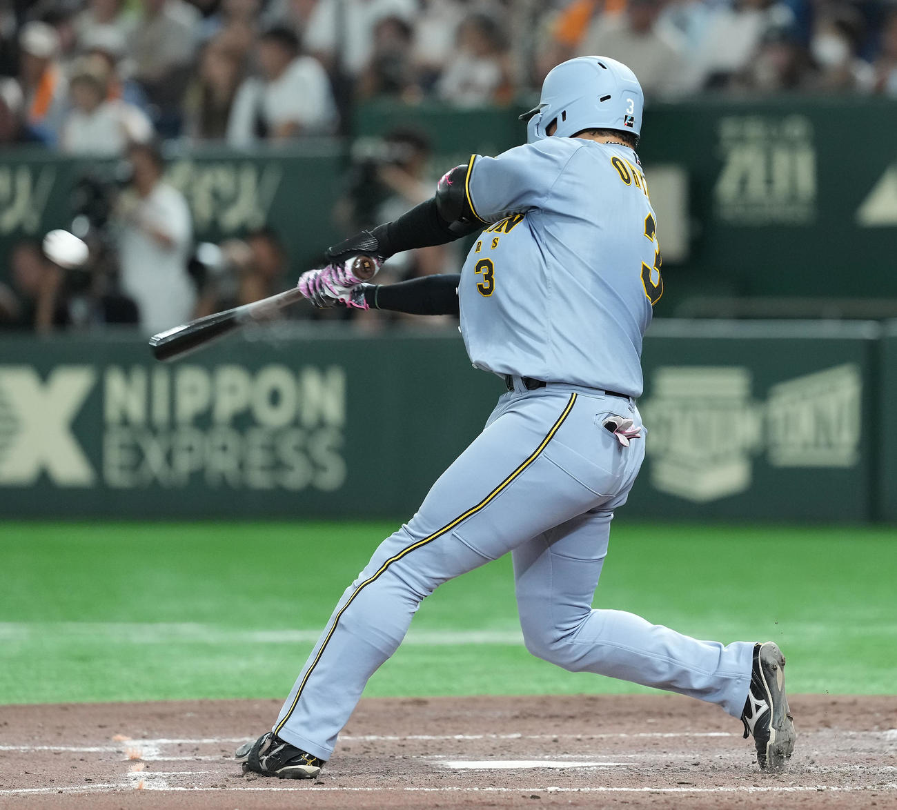 巨人対阪神　5回表阪神無死一塁、左越えに2点本塁打を放つ大山（撮影・たえ見朱実）