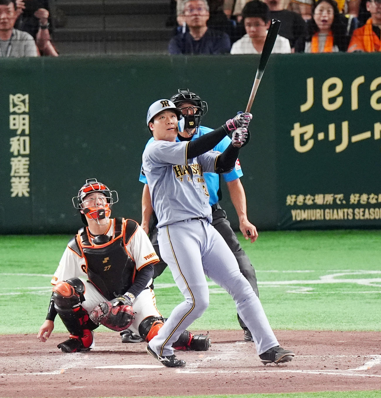 巨人対阪神　5回表阪神無死一塁、左越え2点本塁打を放つ大山（撮影・清水貴仁）
