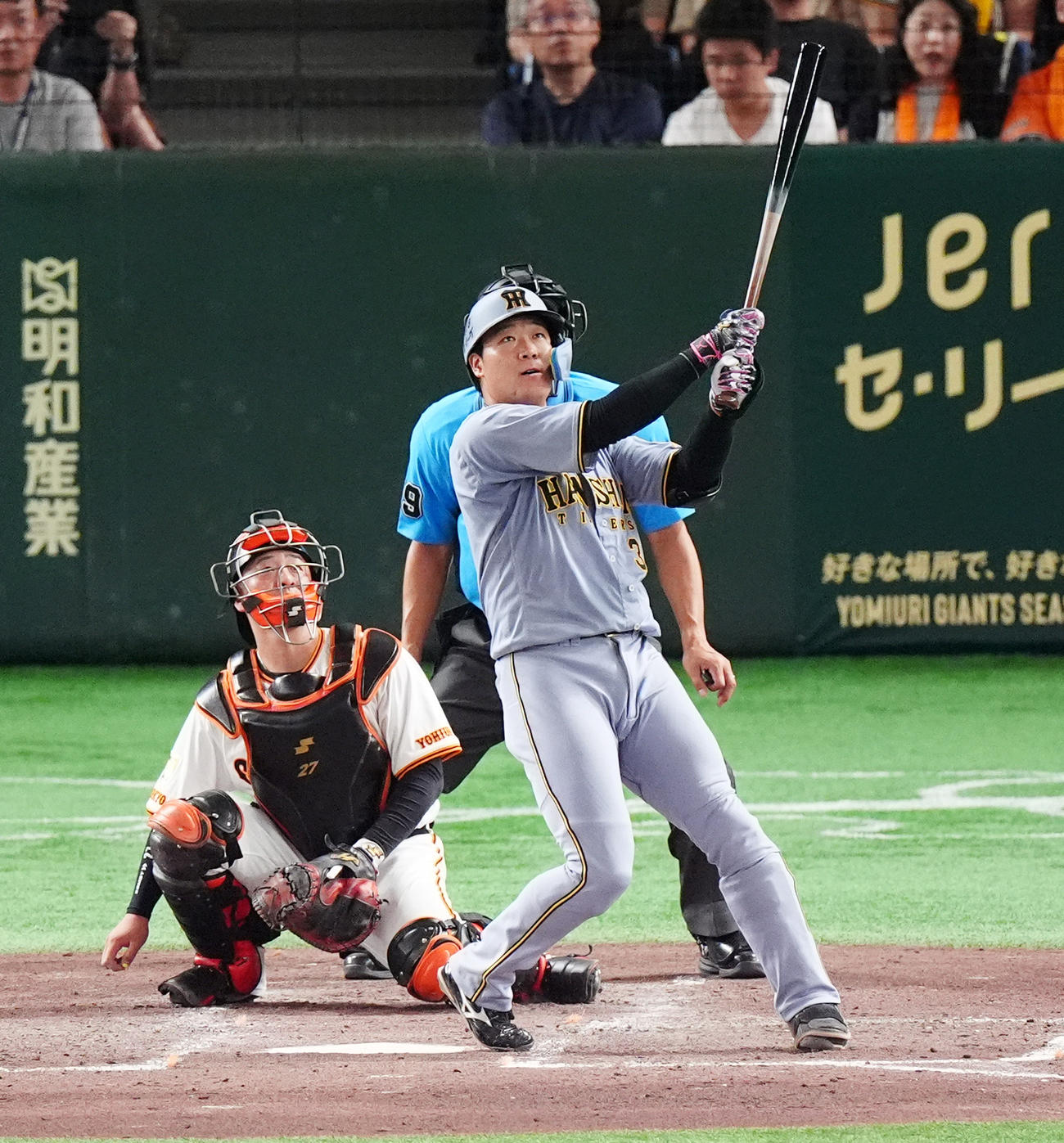 巨人対阪神　5回表阪神無死一塁、左越え2点本塁打を放つ大山（撮影・清水貴仁）