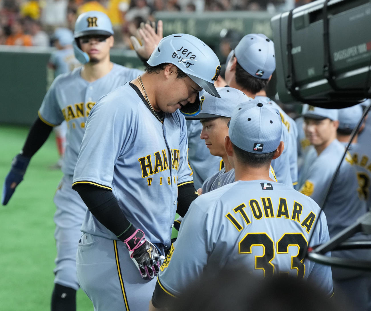 巨人対阪神　5回表阪神無死一塁、2点本塁打を放ちナインの出迎えを受ける大山（撮影・たえ見朱実）