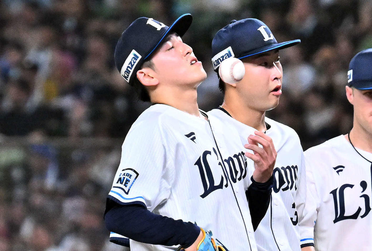 西武対ソフトバンク　3回表、追加点を許し悔しげな西武先発の隅田（左）（撮影・滝沢徹郎）
