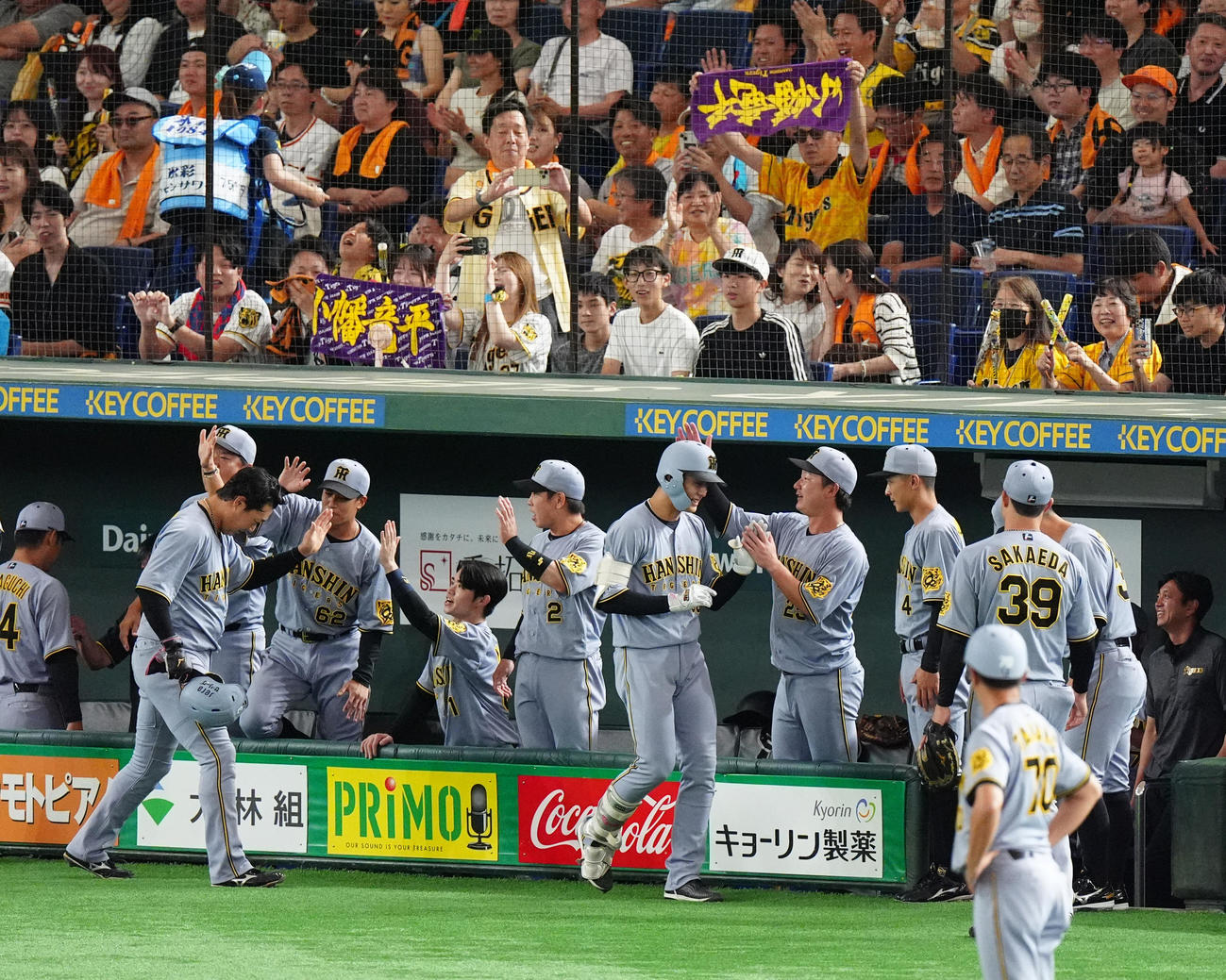 巨人対阪神　3回表阪神1死一塁、2打席連発の右越え2点本塁打を放ち生還する小幡（撮影・清水貴仁）