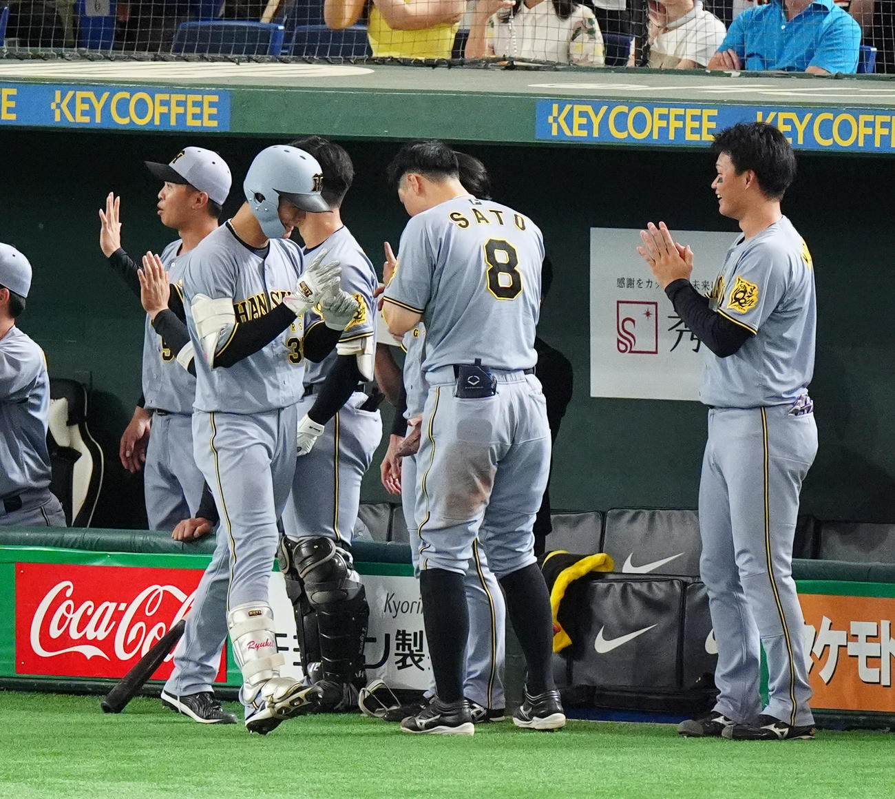 巨人対阪神　3回表阪神1死一塁、2打席連発の右越え2点本塁打を放ち生還する小幡（撮影・清水貴仁）